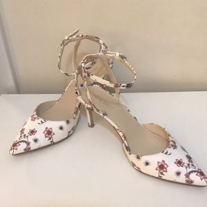 NINE WEST -Macklino White Floral Sling back Pumps - Excellent condition !